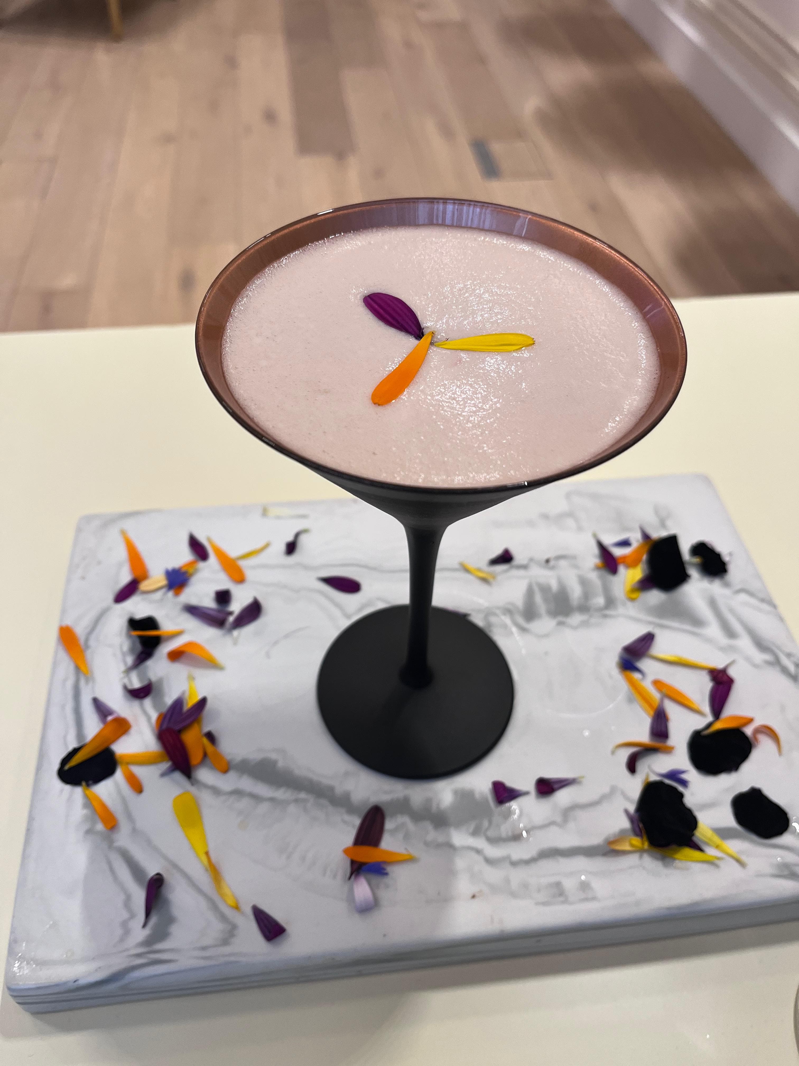 Cocktail coloré servi lors de l'événement