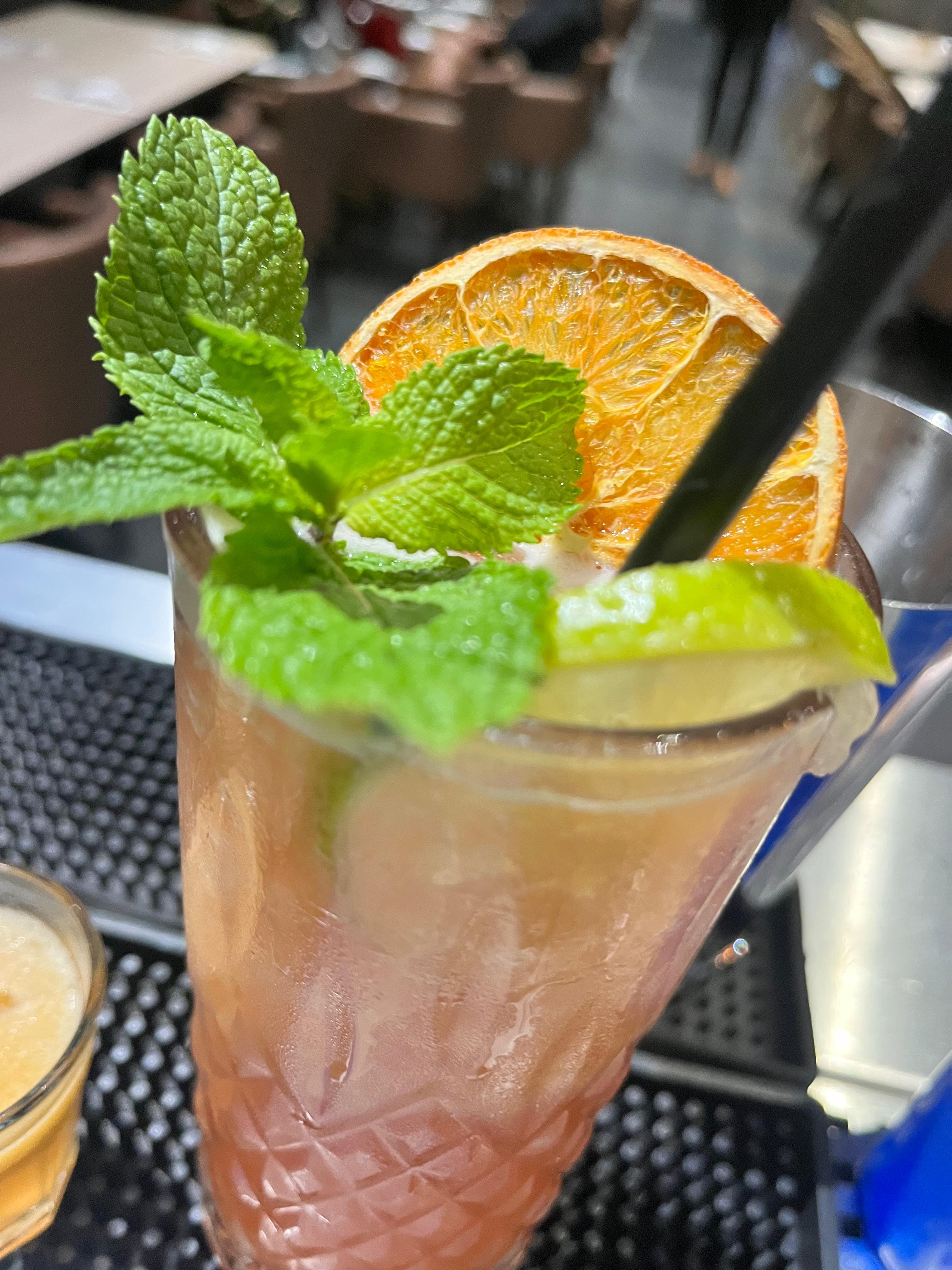 Cocktail élaboré avec garniture fraîche