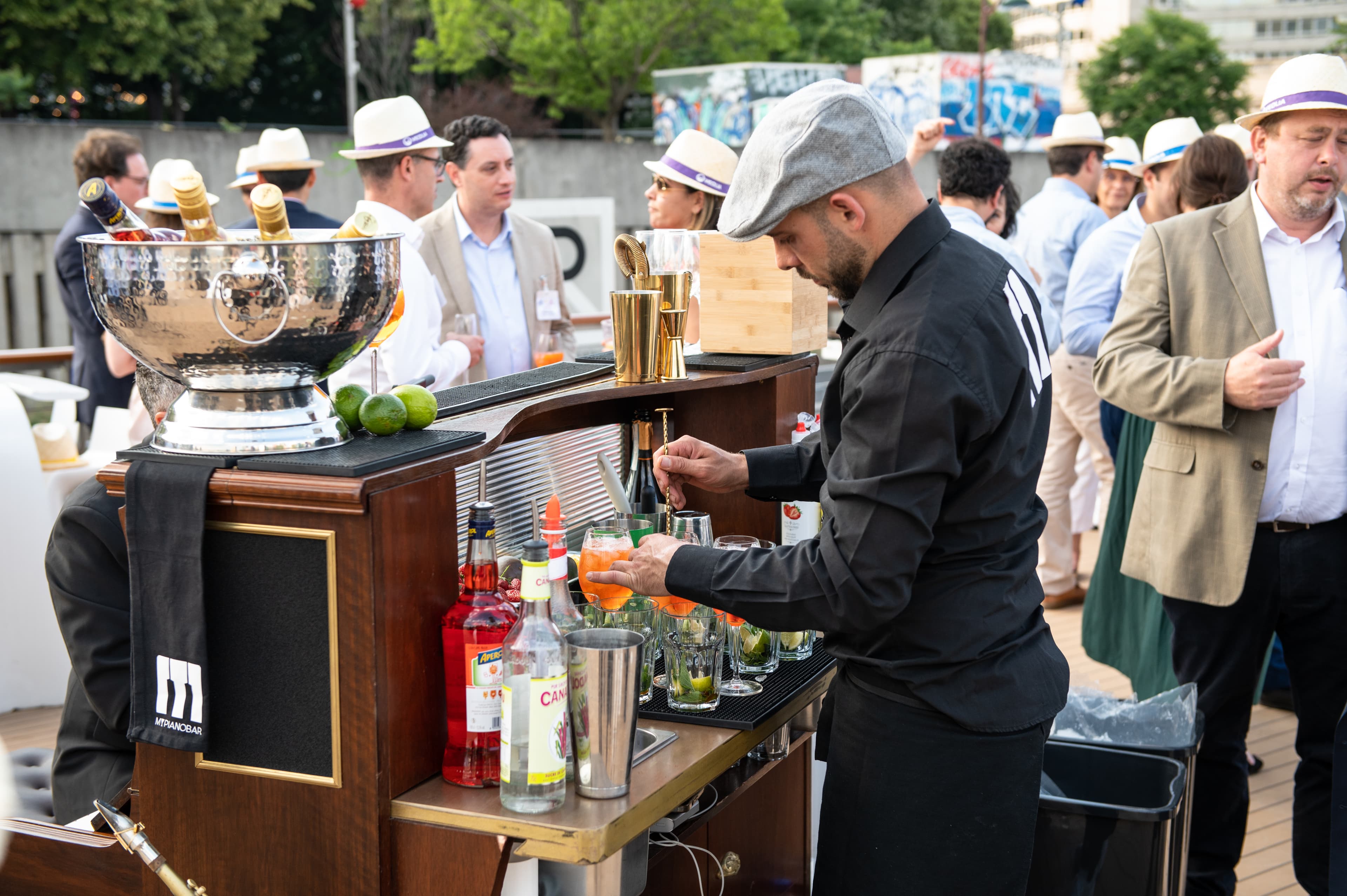 Barman en pleine préparation d'un cocktail