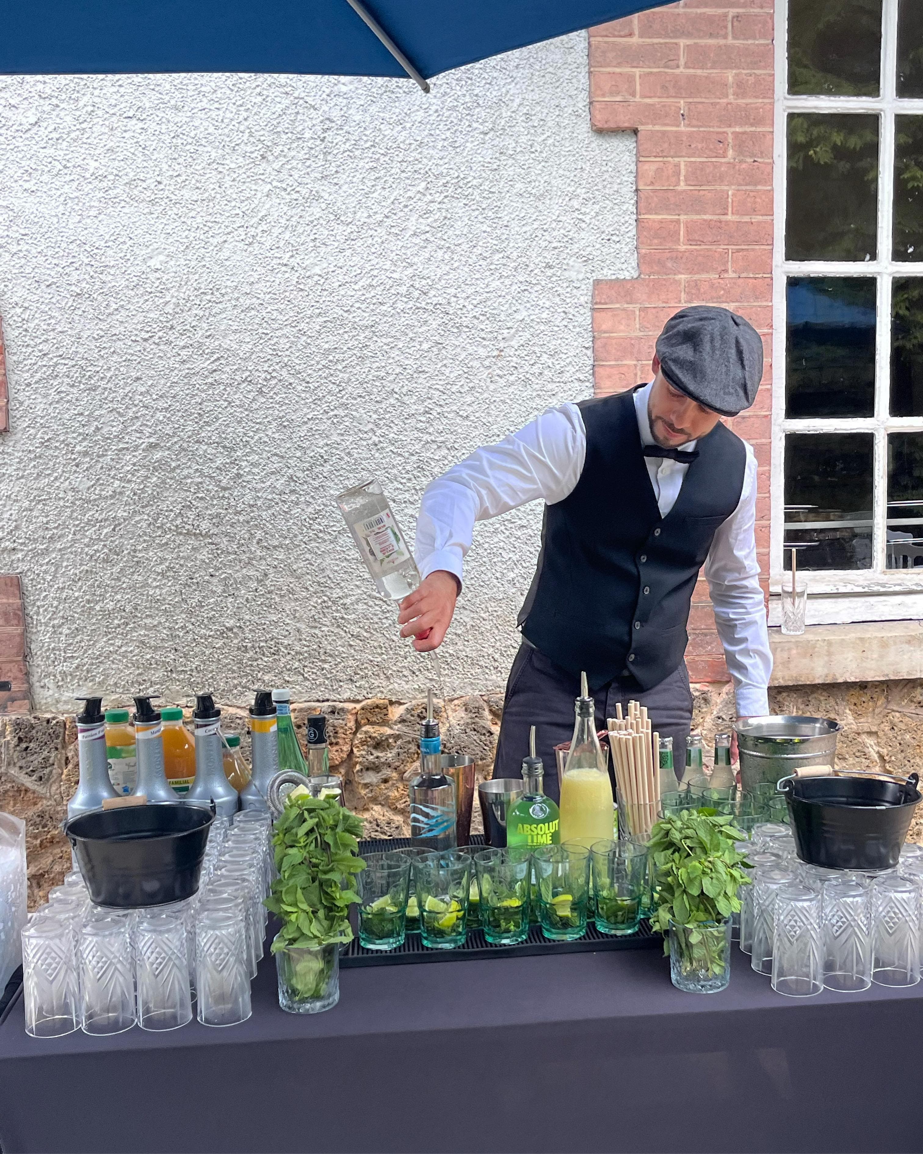 Barman préparant un cocktail devant les invités