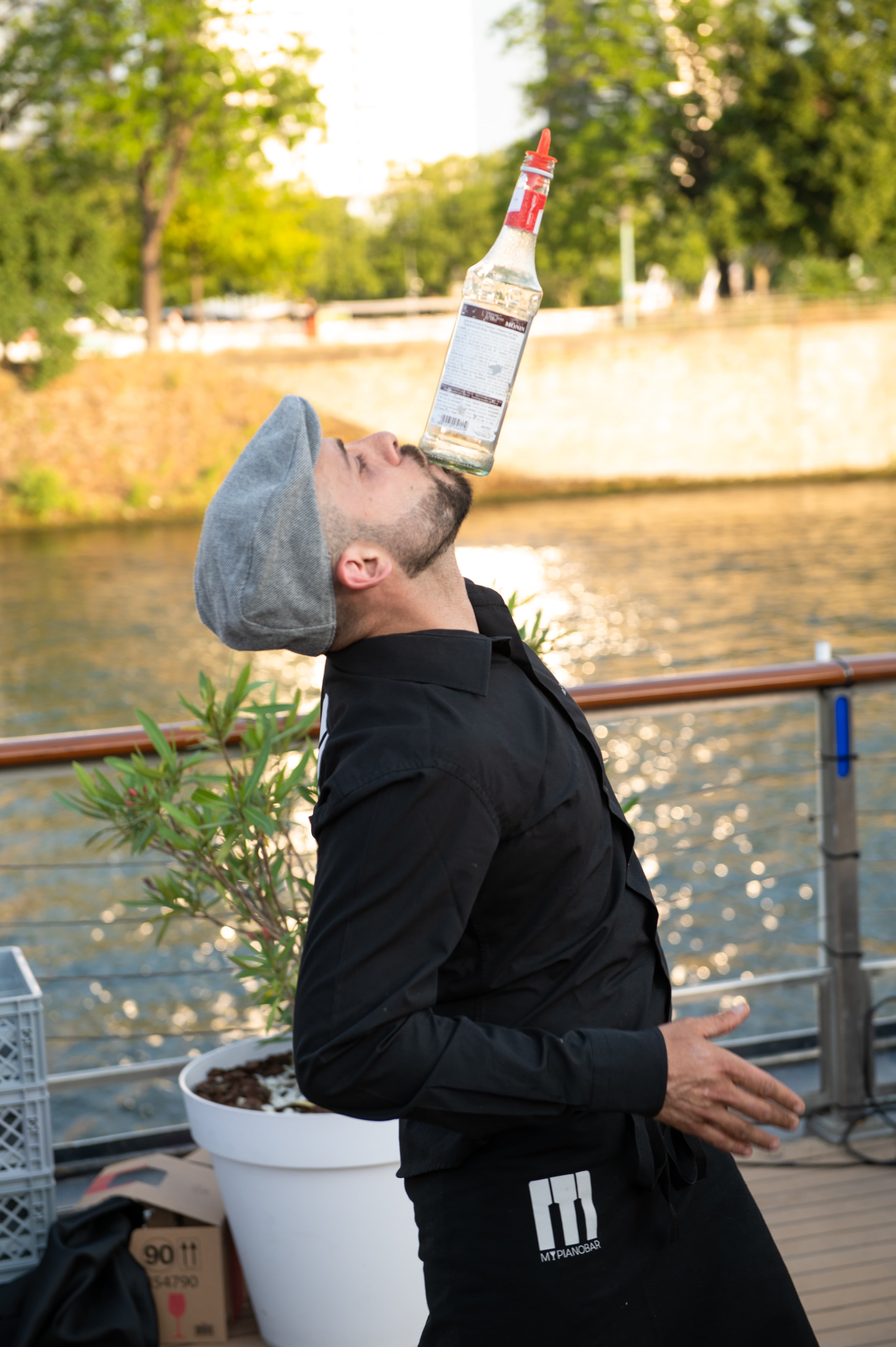 Mixologue au shaker pendant le service