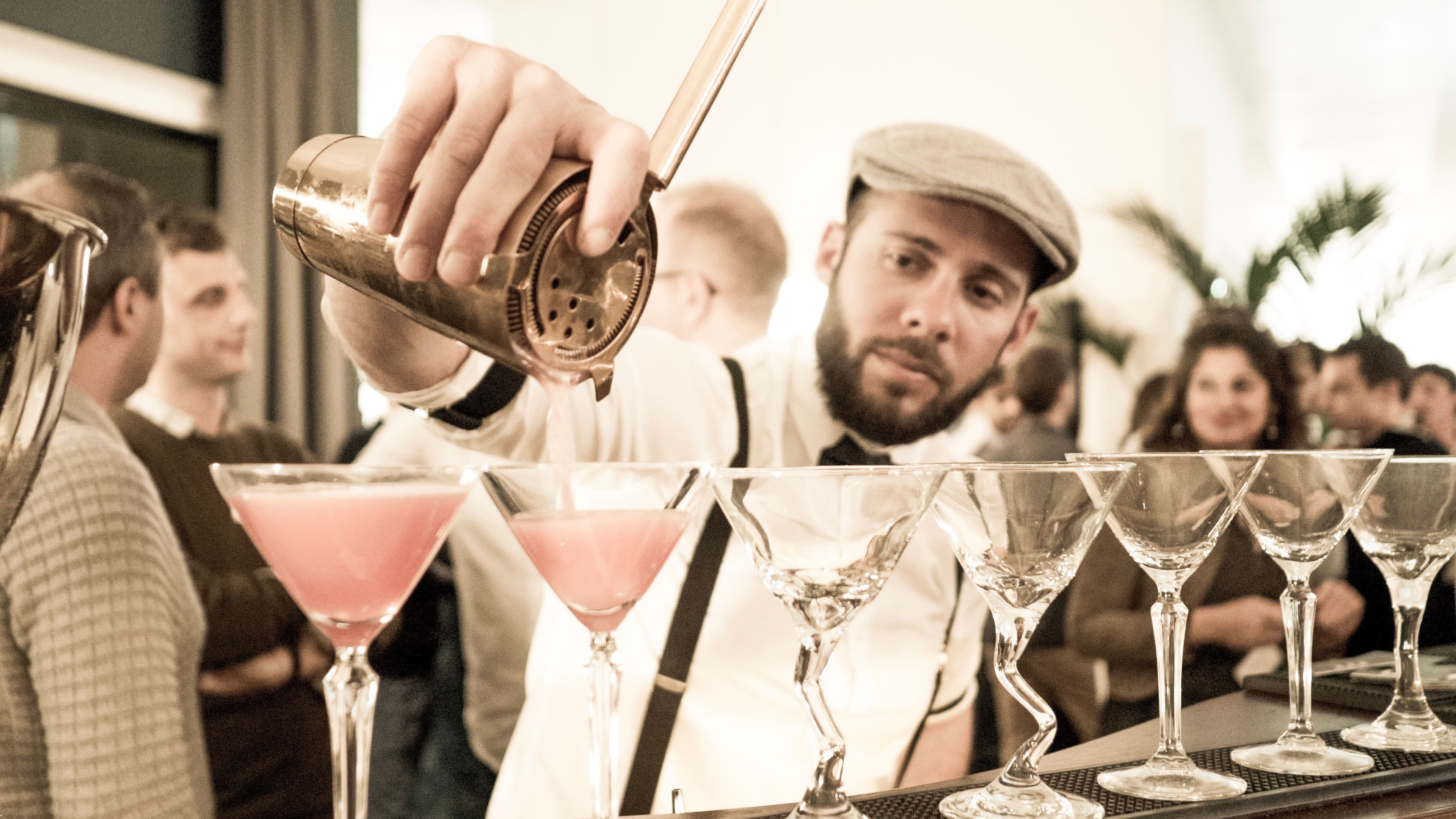 Équipe de barmen pendant le service